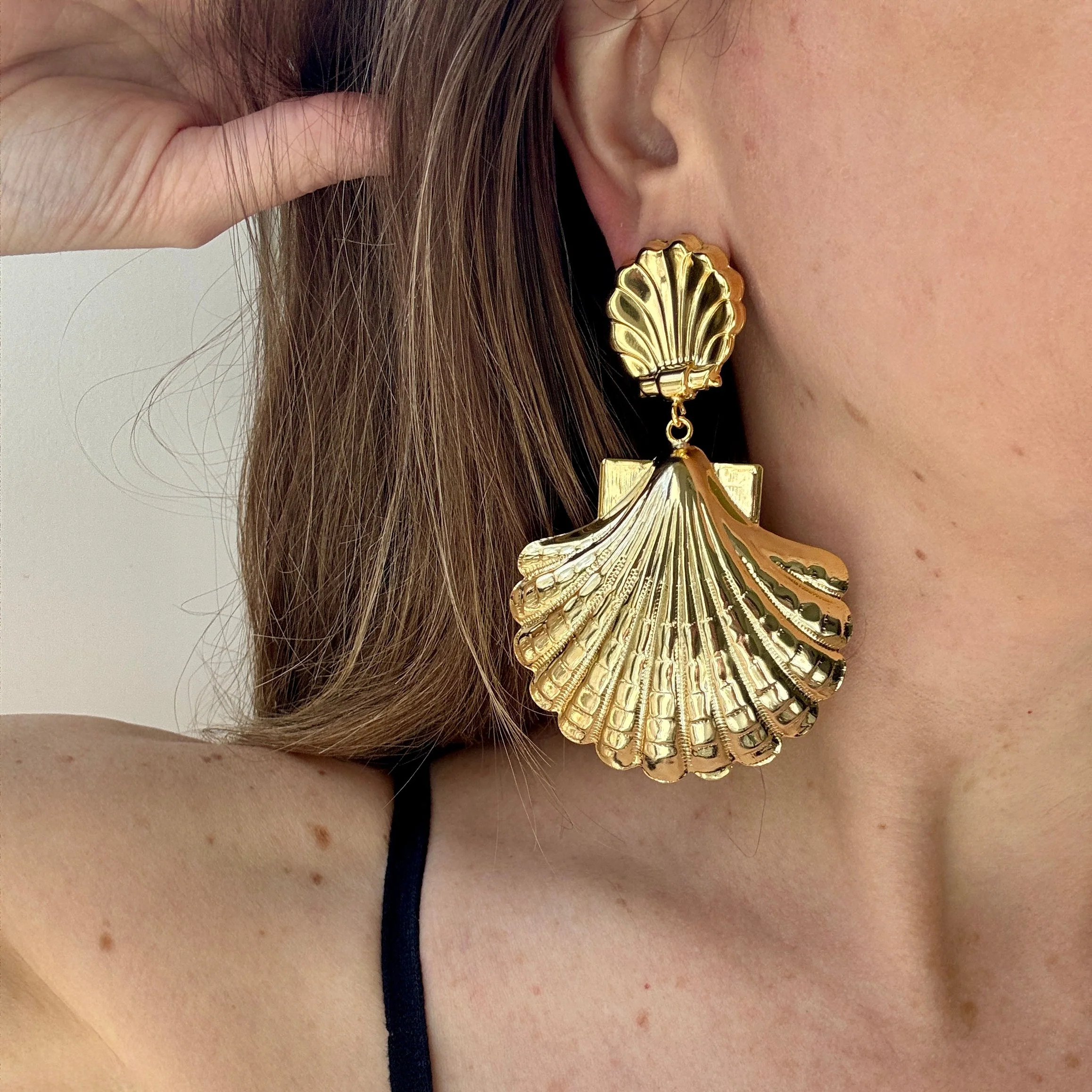Kiki Gold Shell Earrings - Image 3