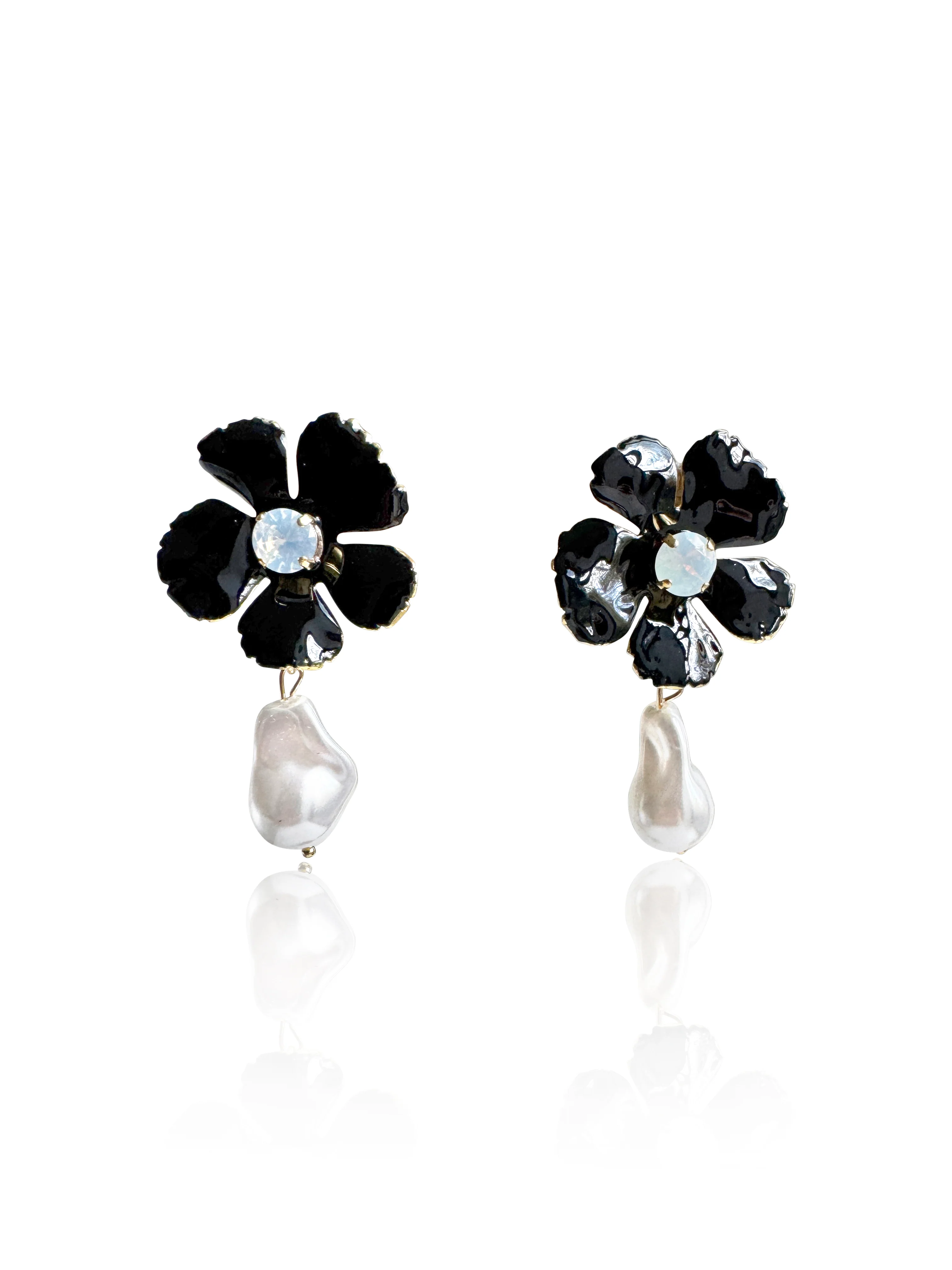 Anna White Flower Earrings - Image 4
