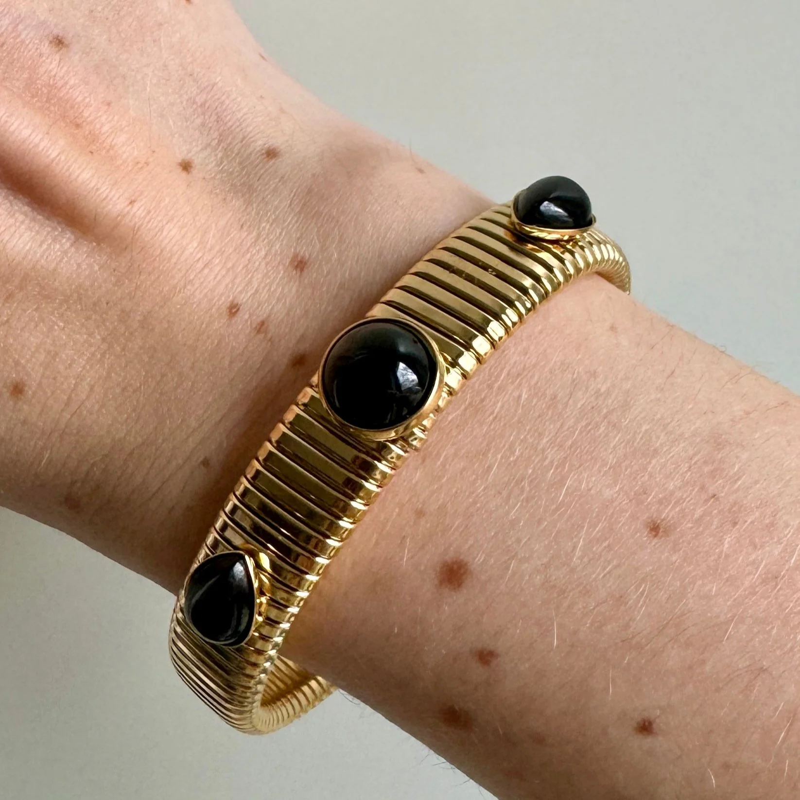 Round and Pear Shaped Black Onyx Gold Omega Bracelet - Image 3