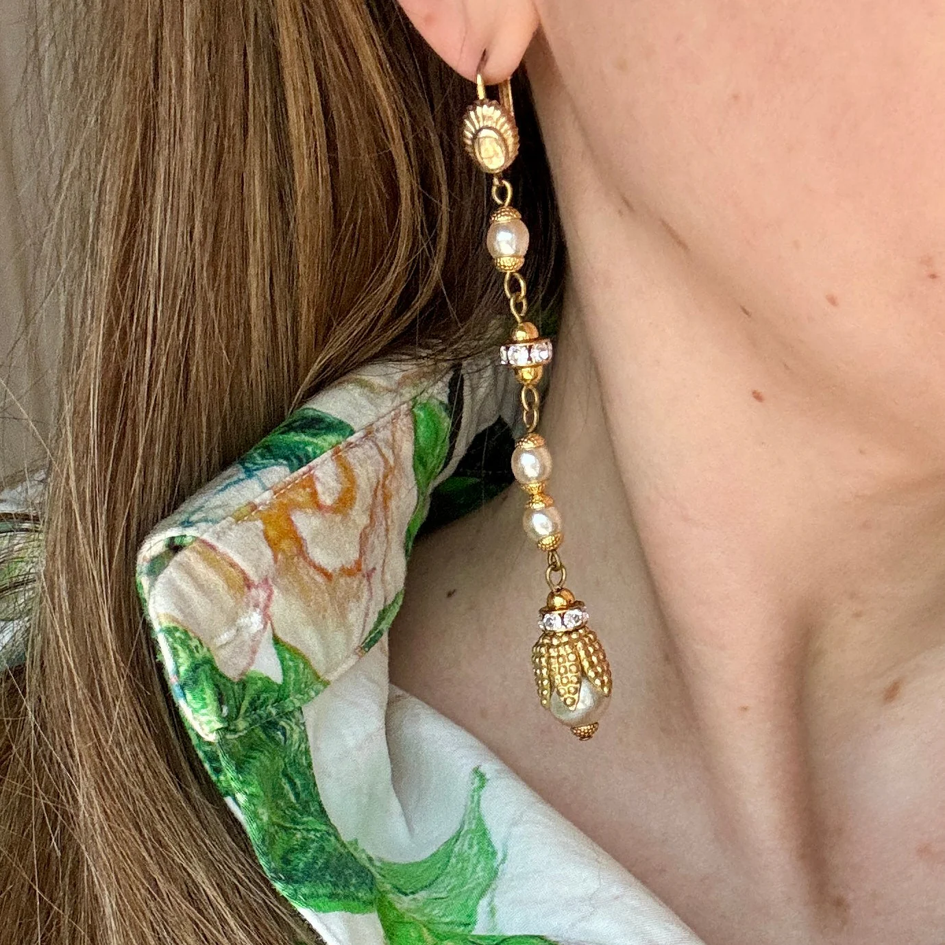 Vintage 80s GORGEOUS Gold & Pearl Drop Post Earrings - Image 2