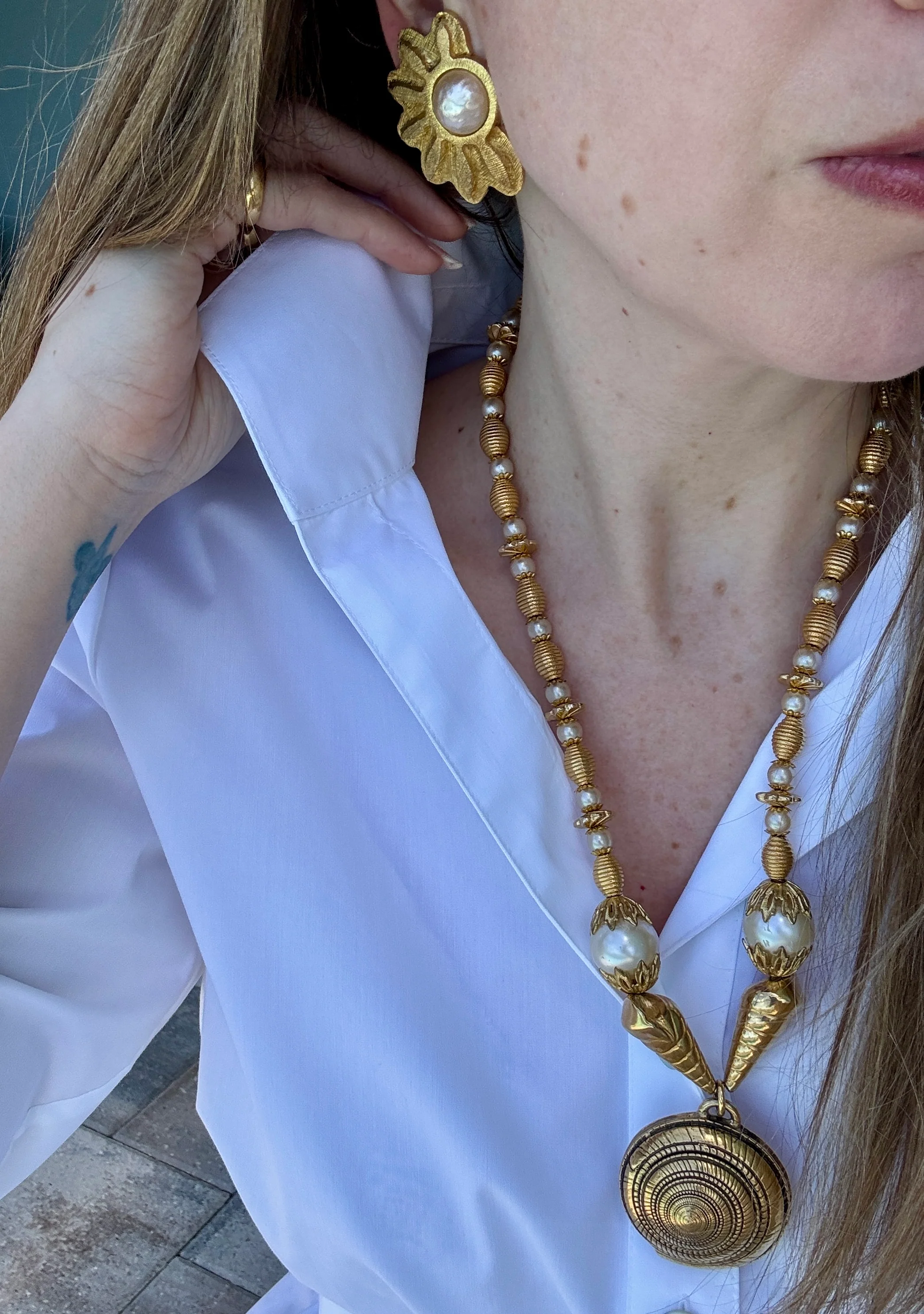 Vintage Gold Shell & Pearl Pendant Necklace - Image 3