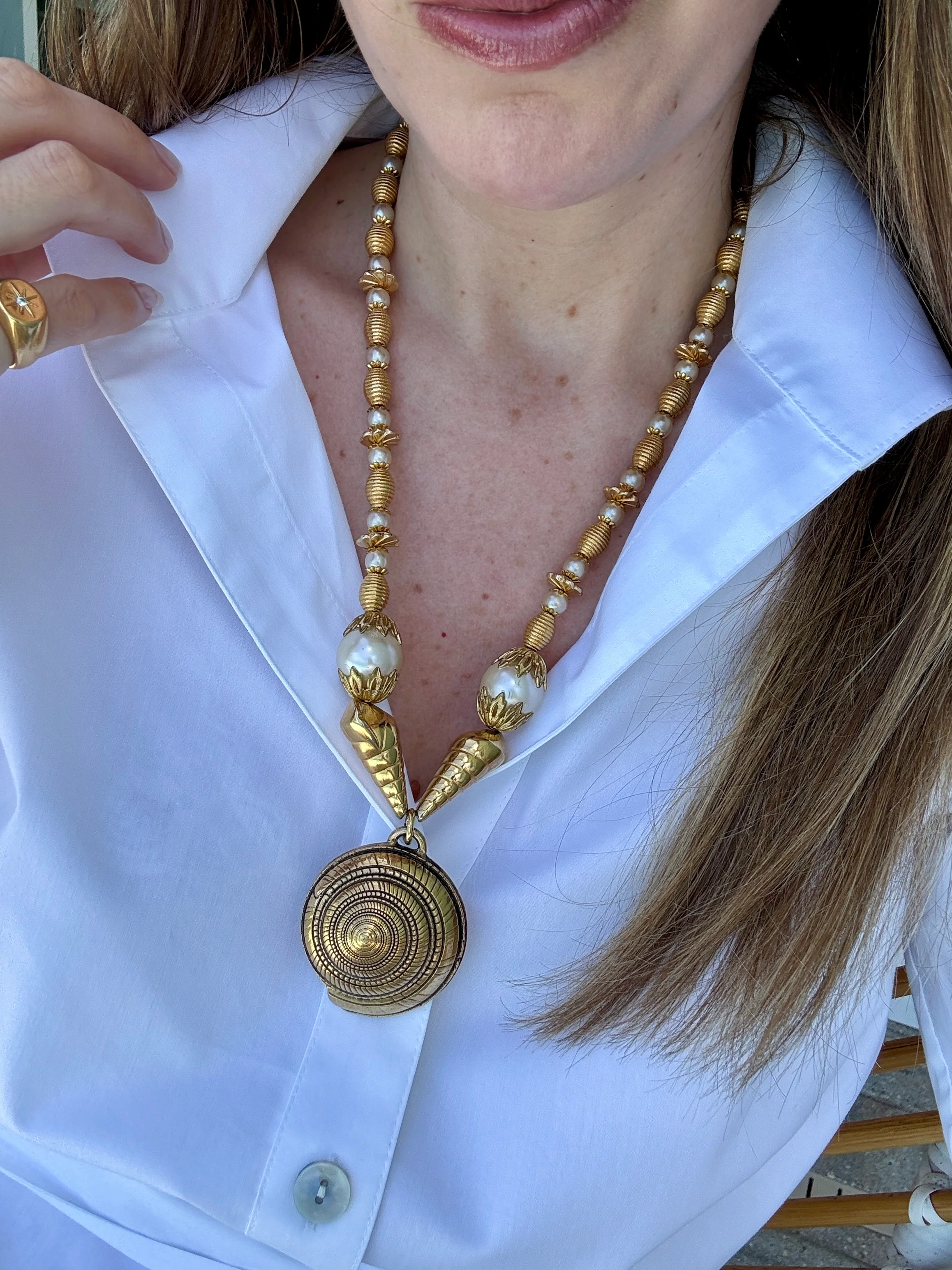 Vintage Gold Shell & Pearl Pendant Necklace - Image 4