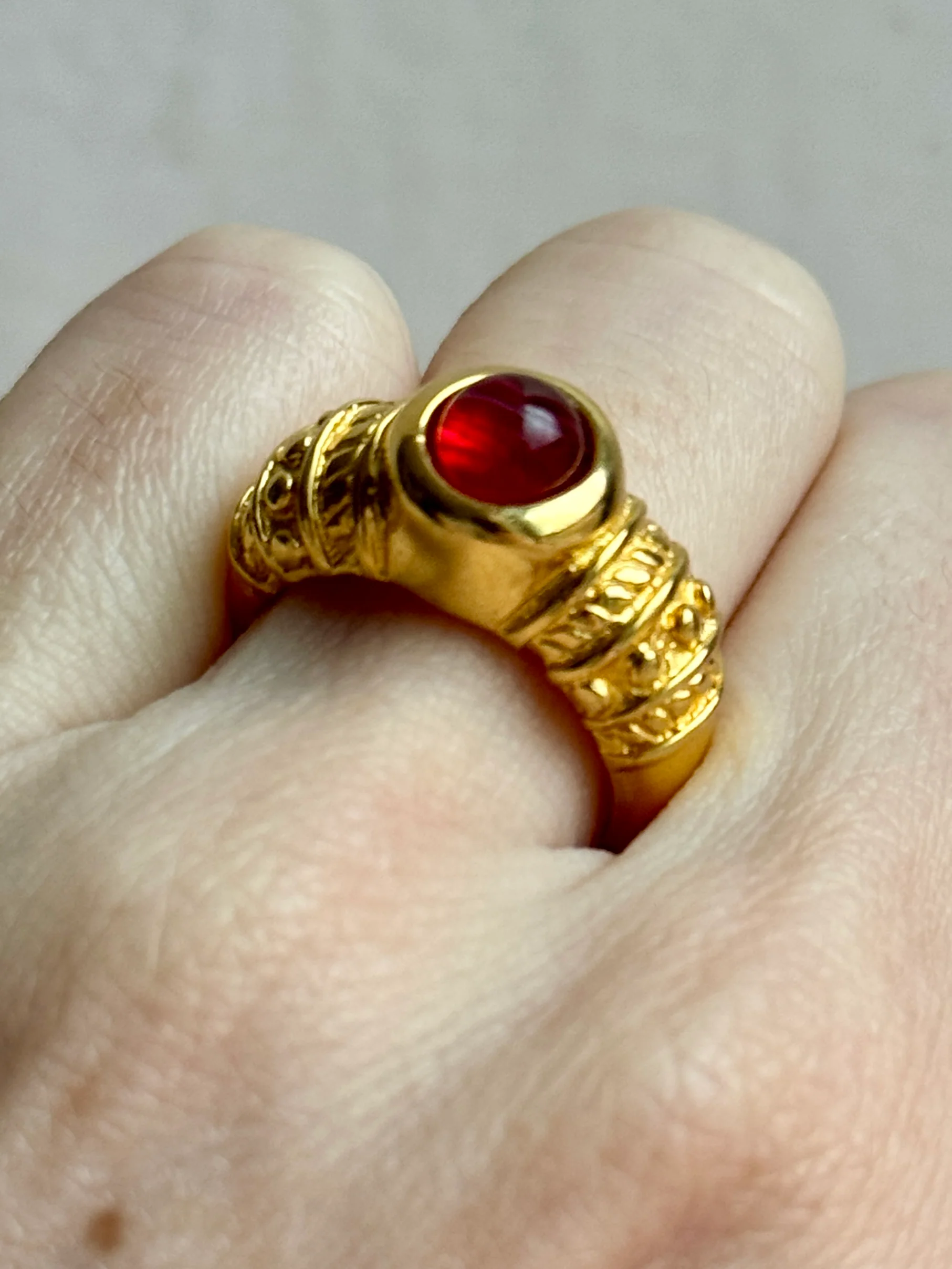 Vintage Mogul Red Glass Gold Ring Size 6.75 - Image 3