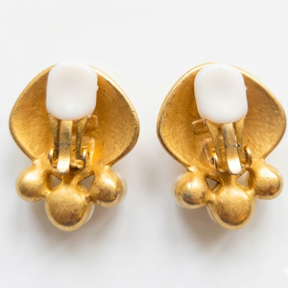 Vintage Signed Richelieu Seashell Earrings - Image 3